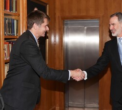 Su Majestad el Rey recibe el saludo del embajador del Reino Unido en España, Hugh Elliott